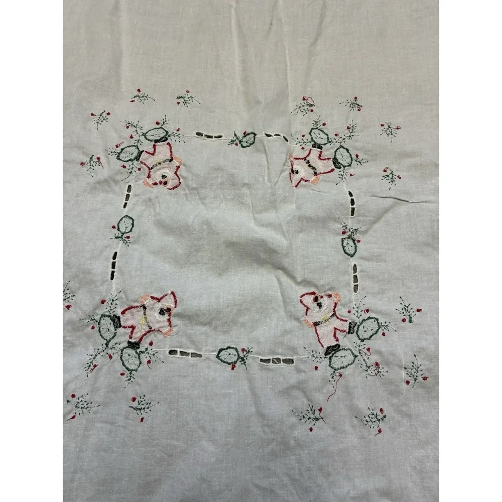 Vintage‎ Tablecloth White Christmas Santa Mistletoe Embroidered 39